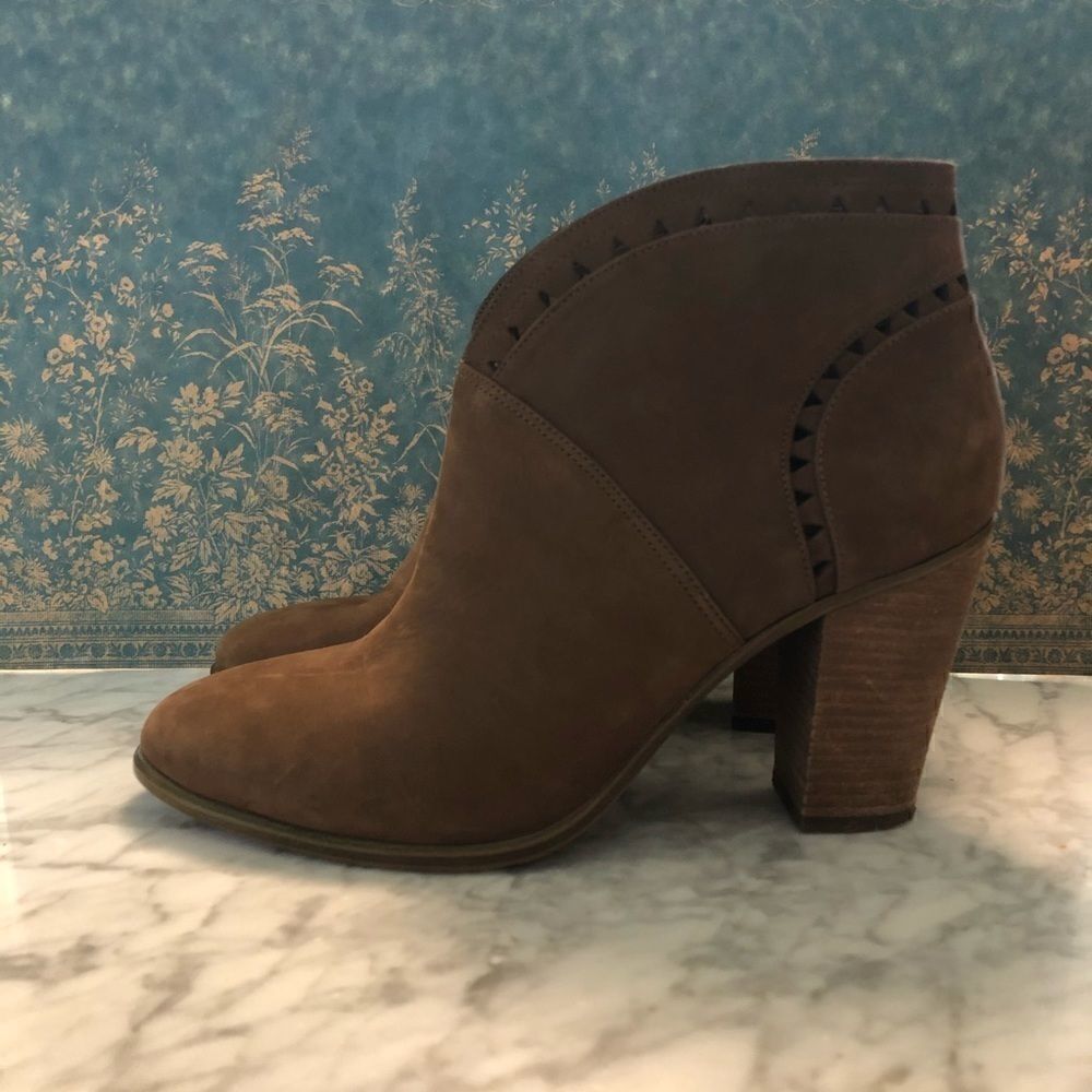 Vince Camuto FritanโBrown SuedeโAnkleโBootsโSize 9